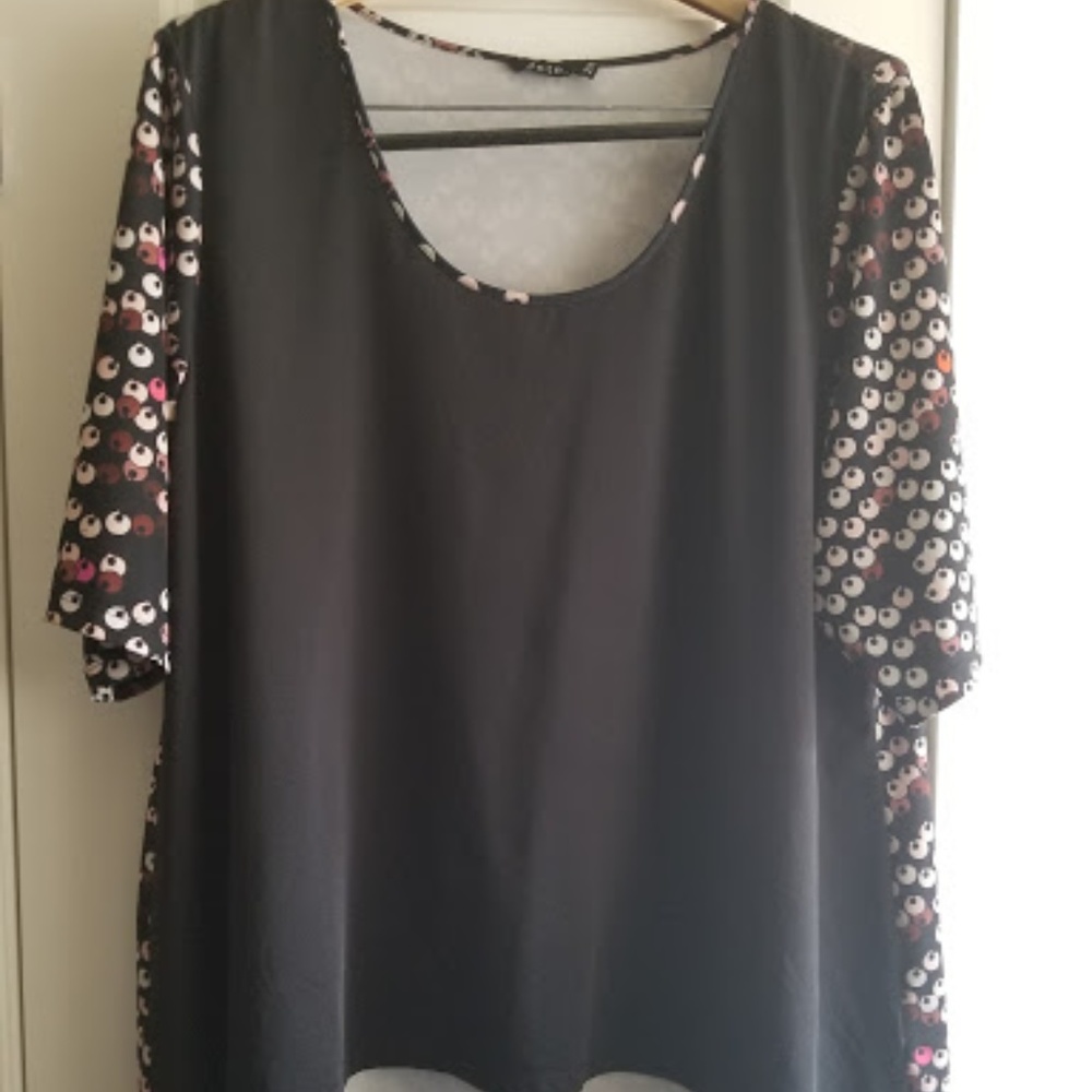 **SOLD** Eyecatching Top!